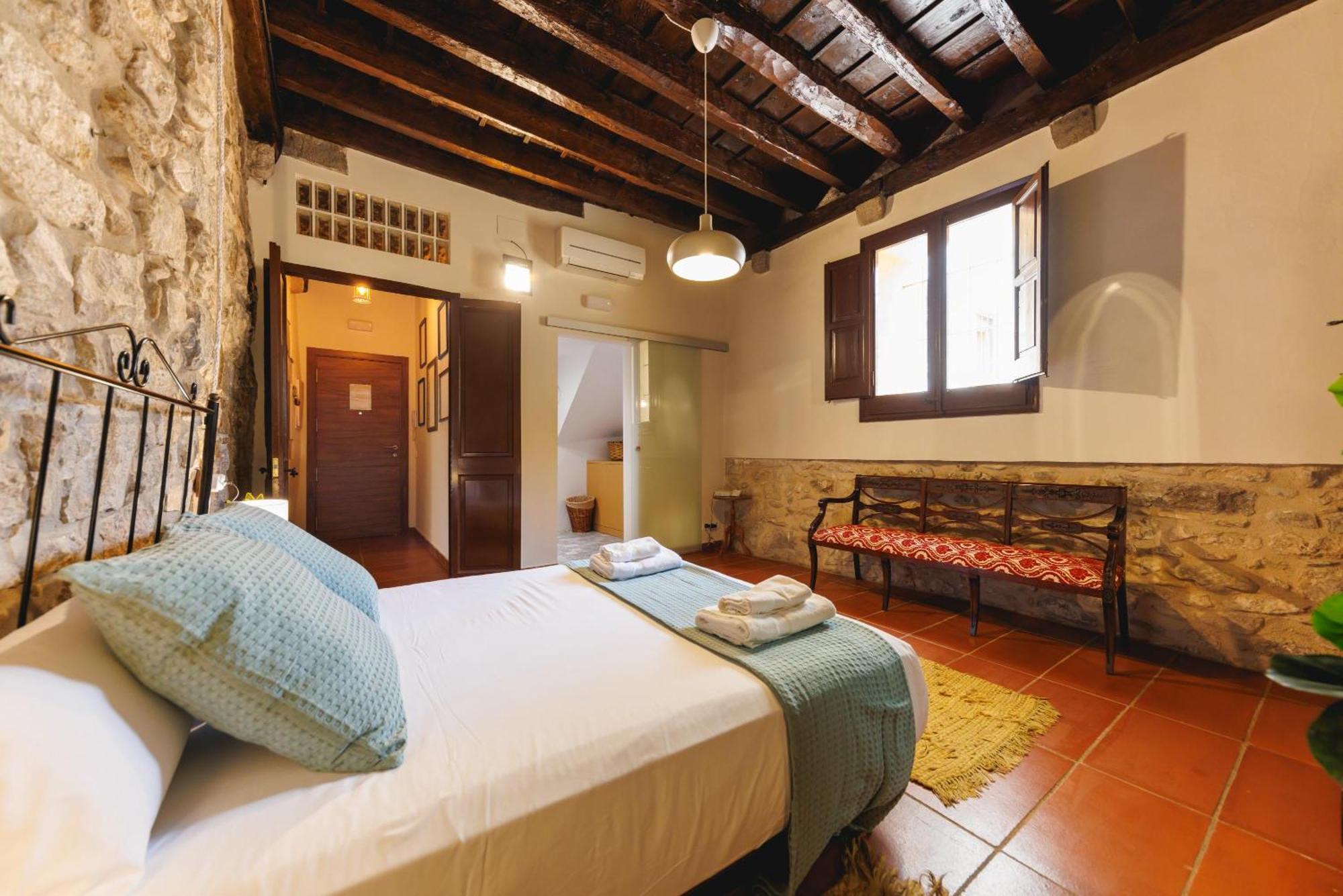 Bravissimo 1593, Medieval Charm Apartment *